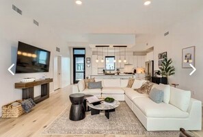 Smart TV - Luxury penthouse in enchanting Denver with bar, gym, pool, sauna & more (Denver)
