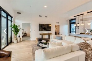 Smart TV - Luxury penthouse in enchanting Denver with bar, gym, pool, sauna & more (Denver)