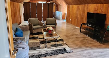 Cabin Style Private Studio Indoor Garage