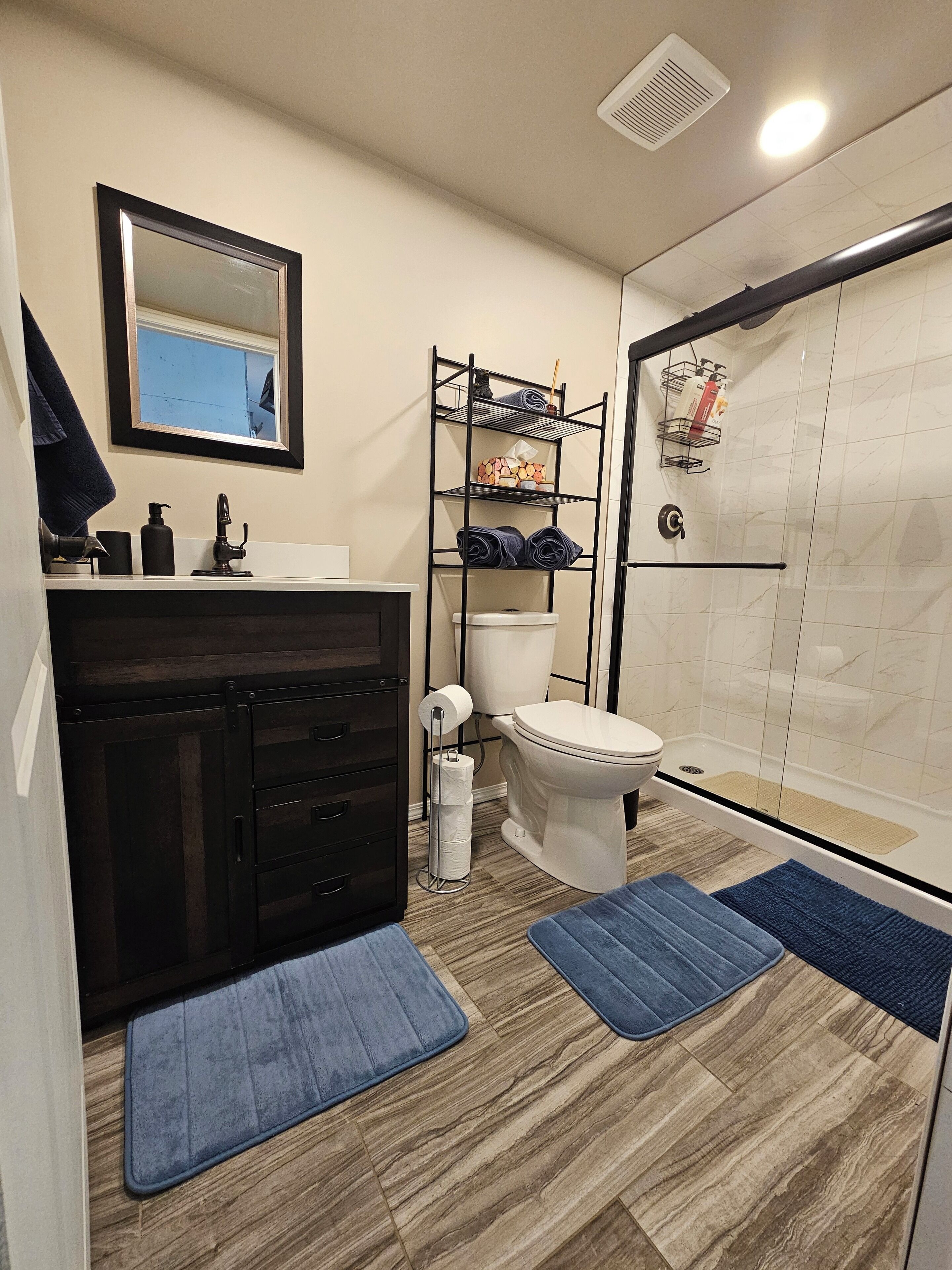 Douche, serviettes fournies, savon, shampoing