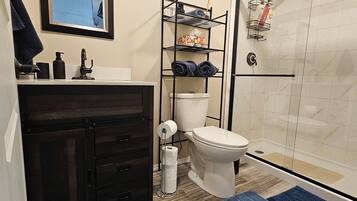 Douche, serviettes fournies, savon, shampoing