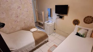 Classic Triple Room | Laptop workspace, free WiFi