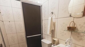 A bathroom with a toilet, sink, and shower. - Pousada Cabocla (Santarém)