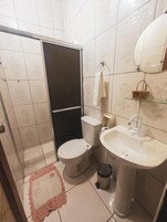 Ducha, toallas, jabón, papel higiénico