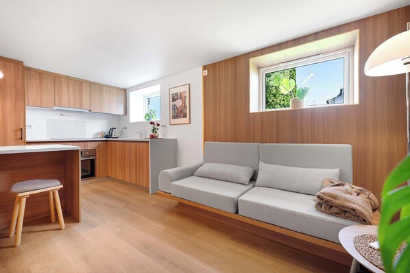 Apartment, 1 Bedroom, Garden View | Living room | Books