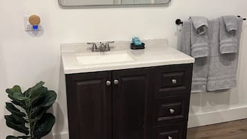 Sèche-cheveux, serviettes fournies, savon, papier toilette