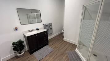 SĂšche-cheveux, serviettes fournies, savon, papier toilette