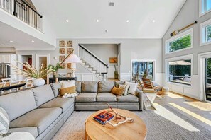 Älytelevisio, takka, videopelejä, työhuone