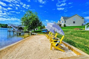 Beach nearby - NEW 7BR Lakefront Lake Anna, Boat Dock, Deck Views (Mineral)