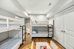 7 bedrooms, desk, iron/ironing board, travel cot - Lakefront Lake Anna, Boat Dock, Deck Views (Mineral)