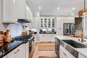 冰箱、微波炉、烤箱、炉灶