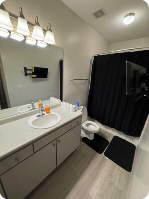 Bathroom - Cozy 1-bedroom apartment with fitness room, WiFi in lovely Stockbridge (Stockbridge)