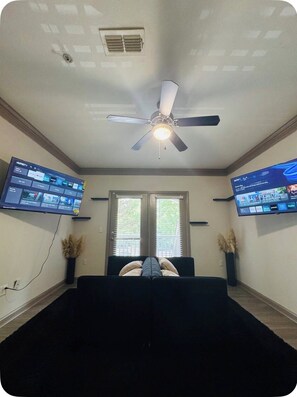 Living area - Cozy 1-bedroom apartment with fitness room, WiFi in lovely Stockbridge (Stockbridge)