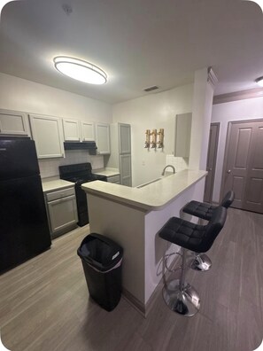 Private kitchen - Cozy 1-bedroom apartment with fitness room, WiFi in lovely Stockbridge (Stockbridge)