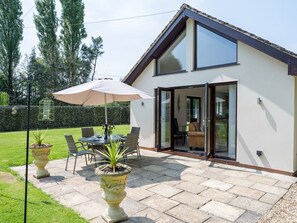 Outdoor dining - Pass the Keys | Sheeling Cottage (Shrewsbury)