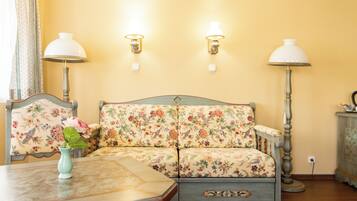 Exclusive Suite, River View | Living room | TV