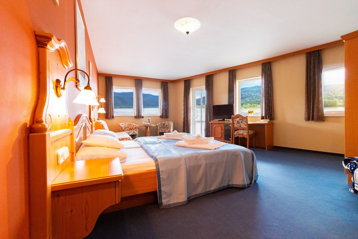 Suite panorámica, vista al río | Escritorio, tabla de planchar con plancha y wifi gratis