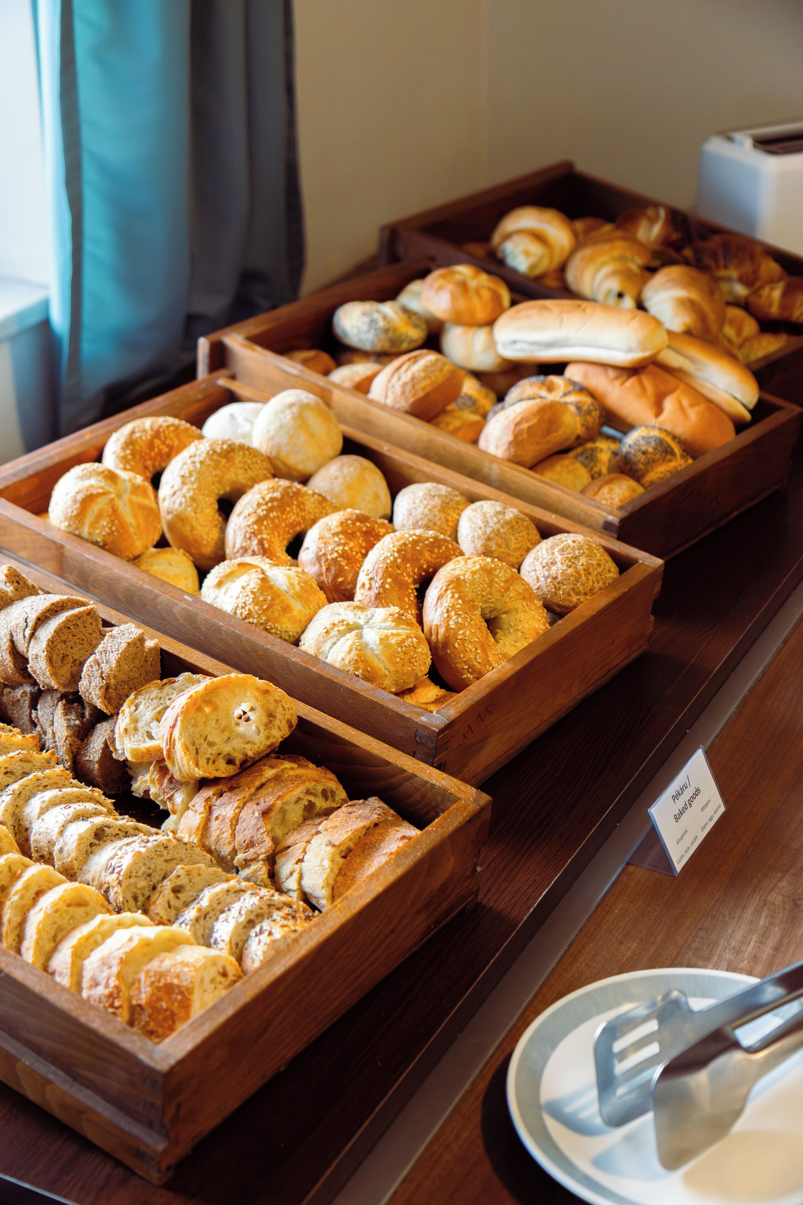 Una vitrina de panadería con diferentes tipos de pan y pastelería.