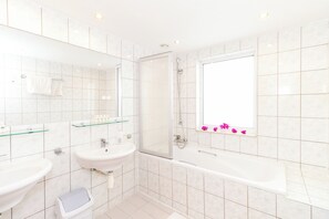 Panoramic-Suite, Flussblick | Badezimmer | Haartrockner, Handtücher, Seife, Shampoo