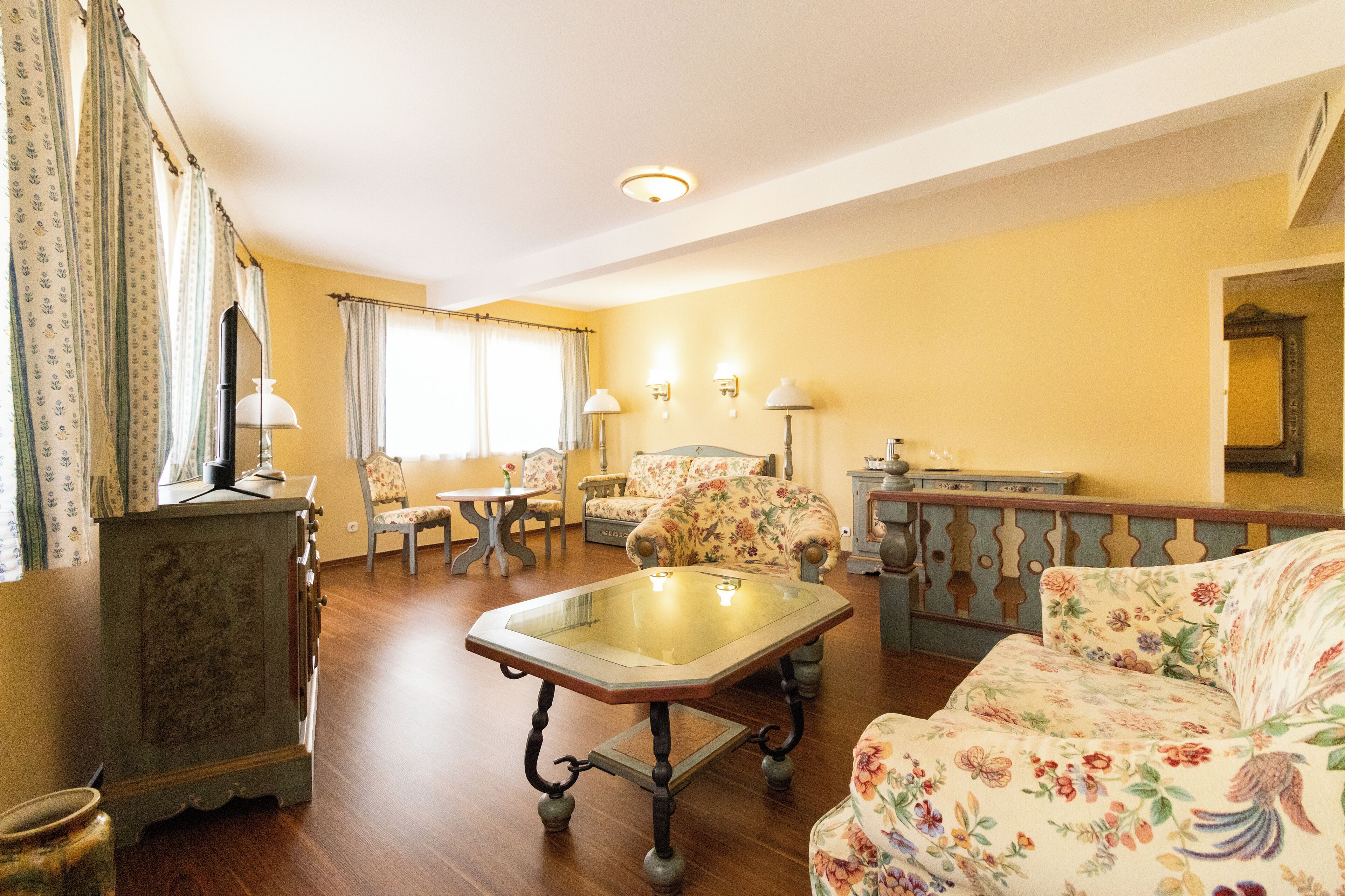 Exclusive Suite, River View | Living area | TV