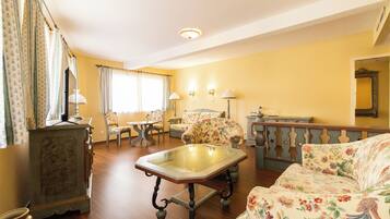 Exclusive Suite, River View | Living area | TV