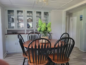 Dining - Charming 2 bed 2 bath cottage. sleeps 6. Beach, 7 min walk. WiFi, AC in Plymouth (Plymouth)