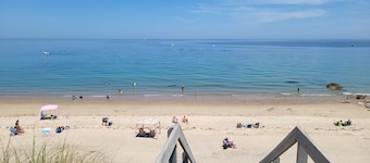 Charming 2 bedroom cottage, sleeps 6. Walk to beach 7 mins. WiFi, AC in Plymouth
