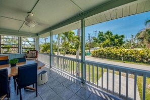 Outdoor dining - Tiki Hut Paradise 4-bedroom Bokeelia House in the Sky w/ Golfcart on Island Time (Bokeelia)