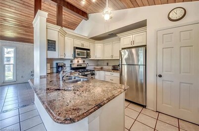 Tiki Hut Paradise 4-bedroom Bokeelia House in the Sky w/ Golfcart on Island Time