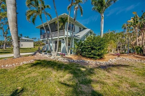 Tiki Hut Paradise 4-bedroom Bokeelia House in the Sky w/ Golfcart on Island Time