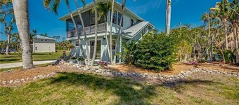 Tiki Hut Paradise 4-bedroom Bokeelia House in the Sky w/ Golfcart on Island Time
