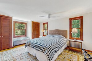 2 bedrooms, iron/ironing board, Internet, bed sheets - Downtown home: walk to town, beach & regional rail station (Rockport)