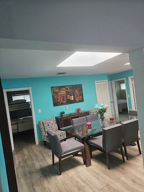 Dining - Tropical 3-bedroom estate with WiFi, AC in gorgeous Miami Gardens (Miami Gardens)