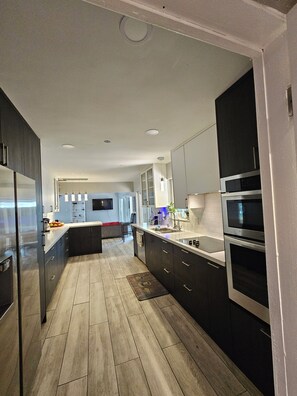 Private kitchen - Tropical 3-bedroom estate with WiFi, AC in gorgeous Miami Gardens (Miami Gardens)