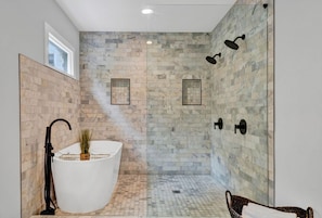 Douche, serviettes fournies, savon, papier toilette