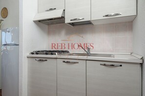 Microwave, stovetop, cookware/dishes/utensils, dining tables