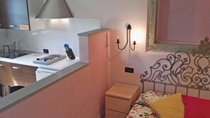 Fridge, coffee/tea maker, cookware/dishes/utensils, lobster pot