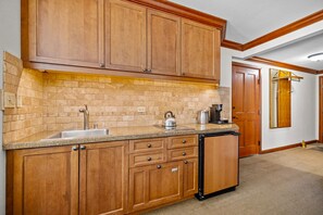 Mikrowelle, Herdplatte, Geschirrspüler