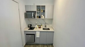 Kühlschrank, Mikrowelle, Herdplatte, Wasserkocher mit Kaffee-/Teezubehör