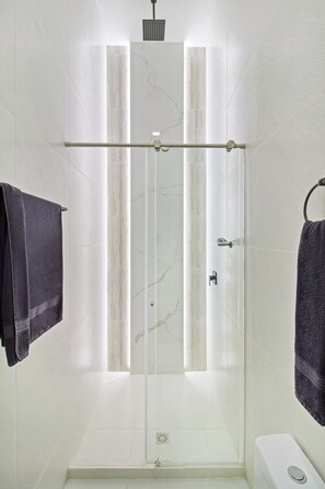 Haartrockner, Handtücher, Seife, Toilettenpapier
