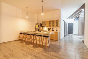 冷蔵庫、電子レンジ、コンロ、コーヒー / ティーメーカー