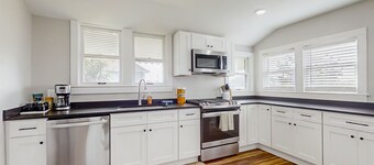 Delightful Rogers getaway w/ full kitchen, dog-friendly yard, Wifi, AC & W/D