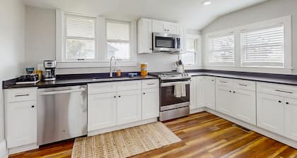 Delightful Rogers getaway w/ full kitchen, dog-friendly yard, Wifi, AC & W/D