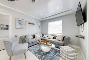 TV, books - Patio & Heated Swim Spa Access: Home in Hollywood (Hollywood)