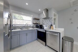 Réfrigérateur, micro-ondes, plaque de cuisson, lave-vaisselle