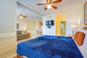 Iron/ironing board, Internet, bed sheets - Walk to Waikiki Beach: Deluxe Studio + Pool Access (Honolulu)