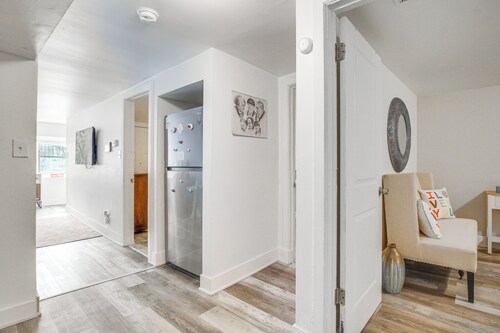 9 Mi to Downtown! Pet-Friendly Unit Near UChicago