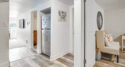 9 Mi to Downtown! Pet-Friendly Unit Near UChicago