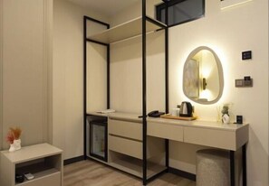Cribs/infant beds