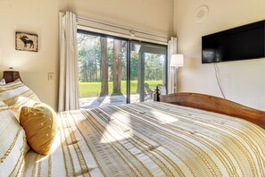 3 bedrooms, iron/ironing board, travel cot, Internet - Golf Course Getaway & Hot Tub Haven in Pinetop! (Pinetop)